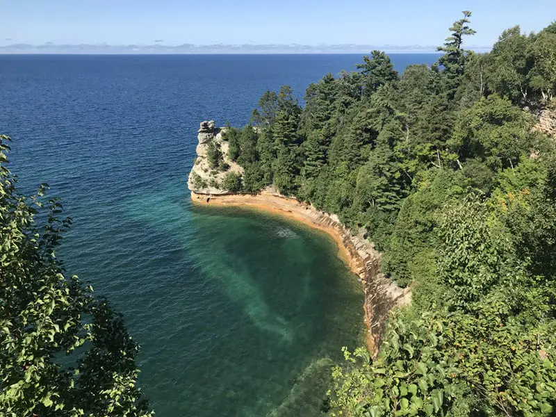 Image of sandstone cliffs in Pictured Rocks National Lakeshore