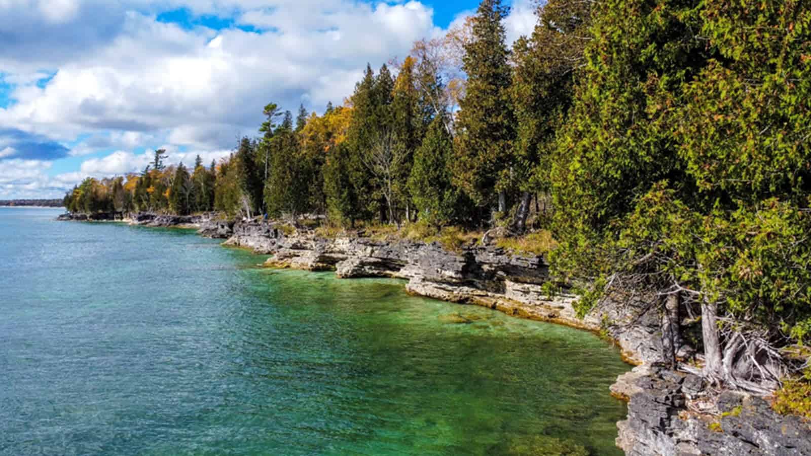 Image of shoreline in Cave Point County Park in Sturgeon Bay Wisconsin