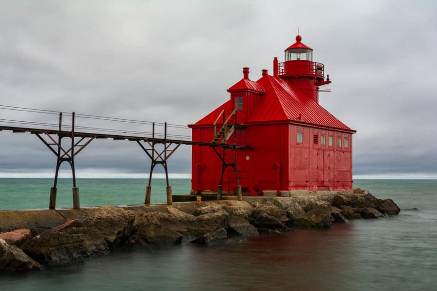 Image of red lighthouse in Sturgeon Bay Wi