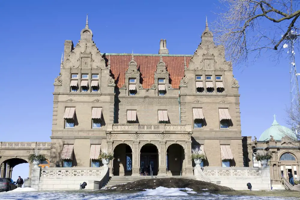 Picture of outside of Pabst Mansion in Milwaukee Wisconsin. Large stone building 
