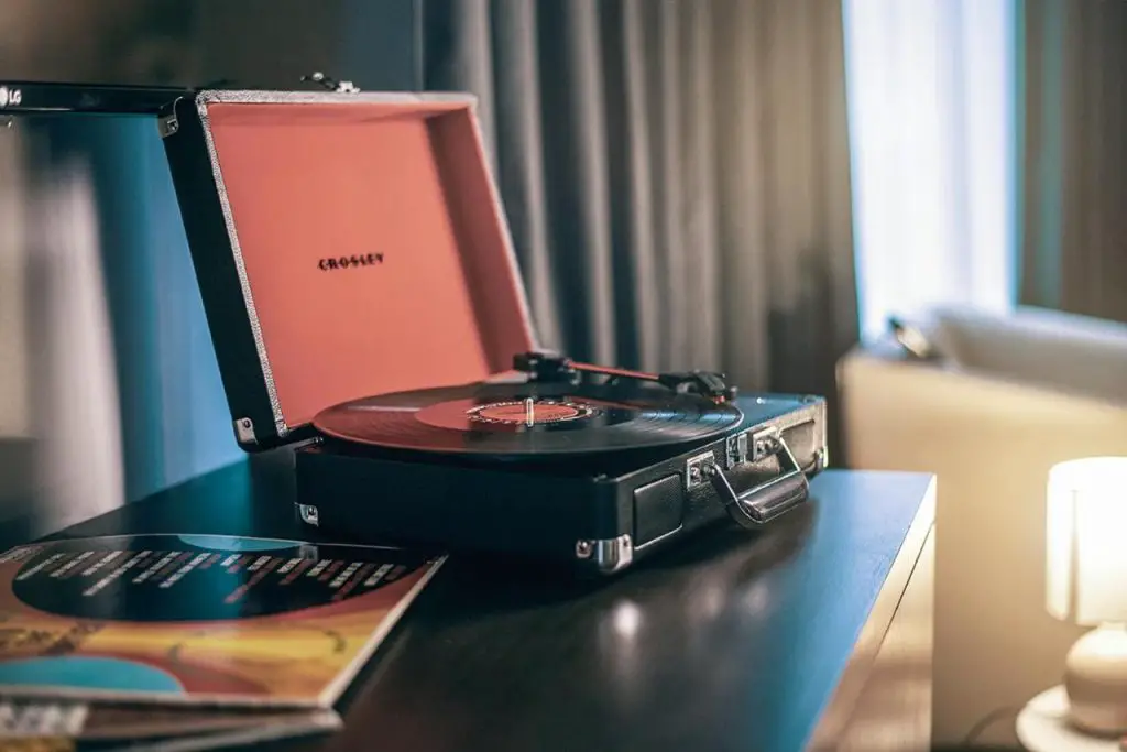Image of a small record player in each room at Saint Kate