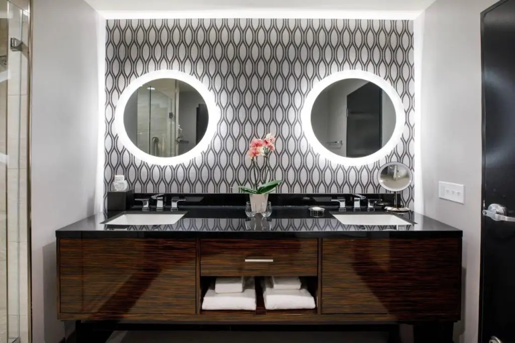 Image of double sink bathroom in a room at Hotel Metro