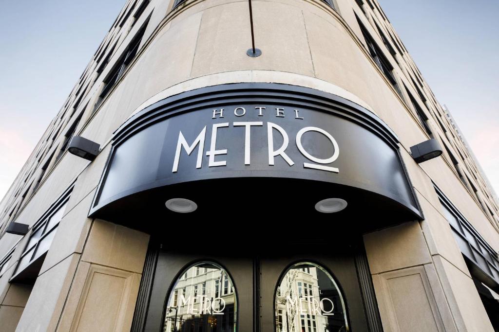 Image of Hotel Metro sign above entrance