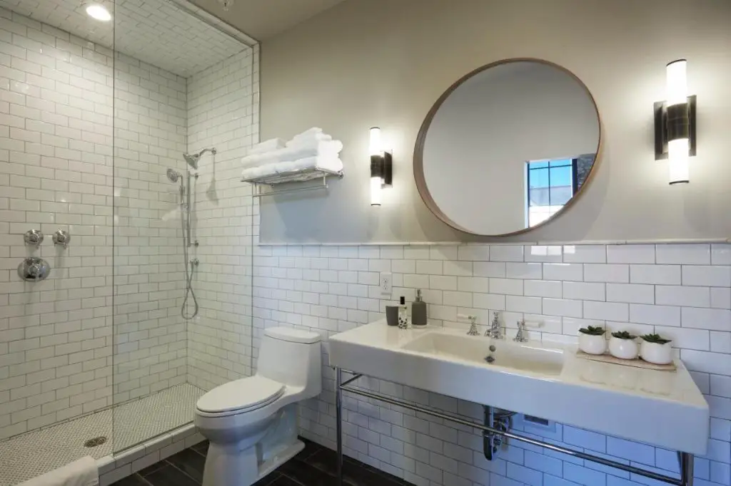 Image of a white subway tiled bathroom in Kinn Guesthouse Bay View
