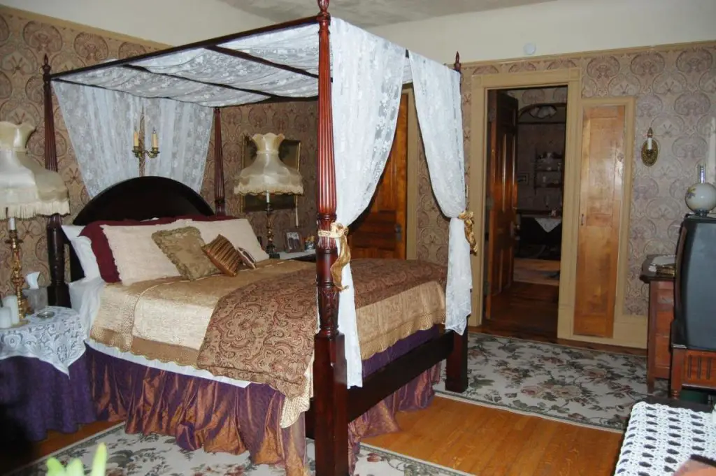 Image of canopy bed at Shuster Mansion