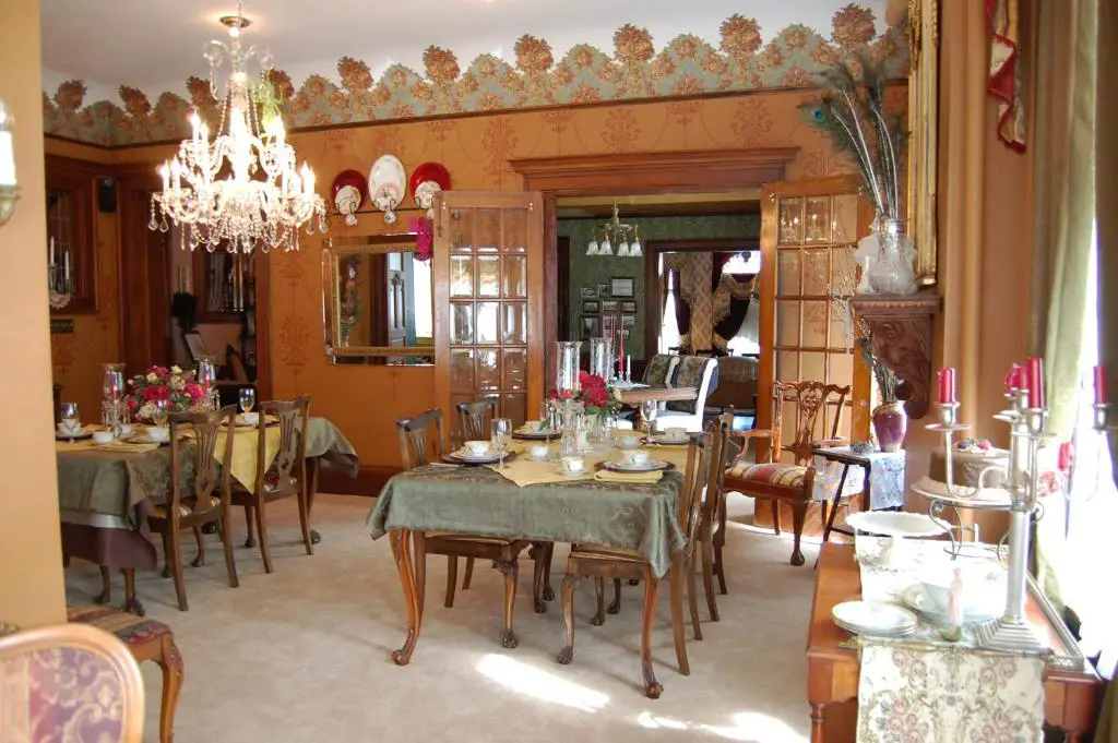 Image of dinning room at the Shuster Mansion