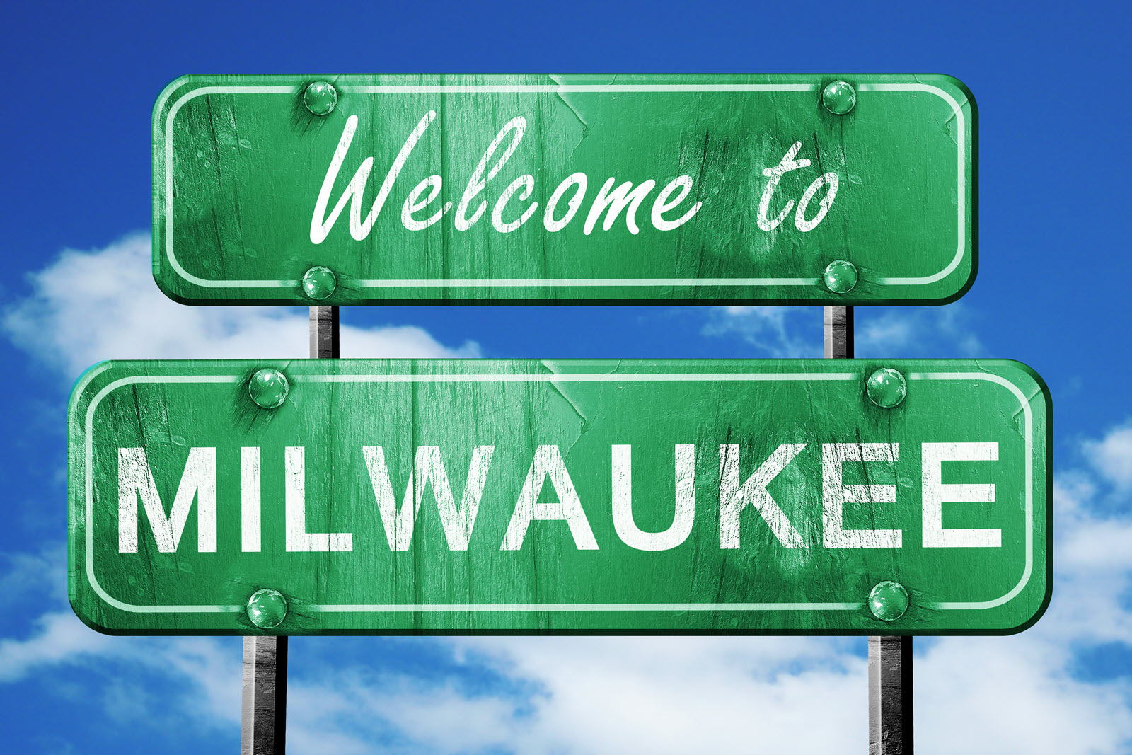 Image of green sign that reads "Welcome to Milwaukee"